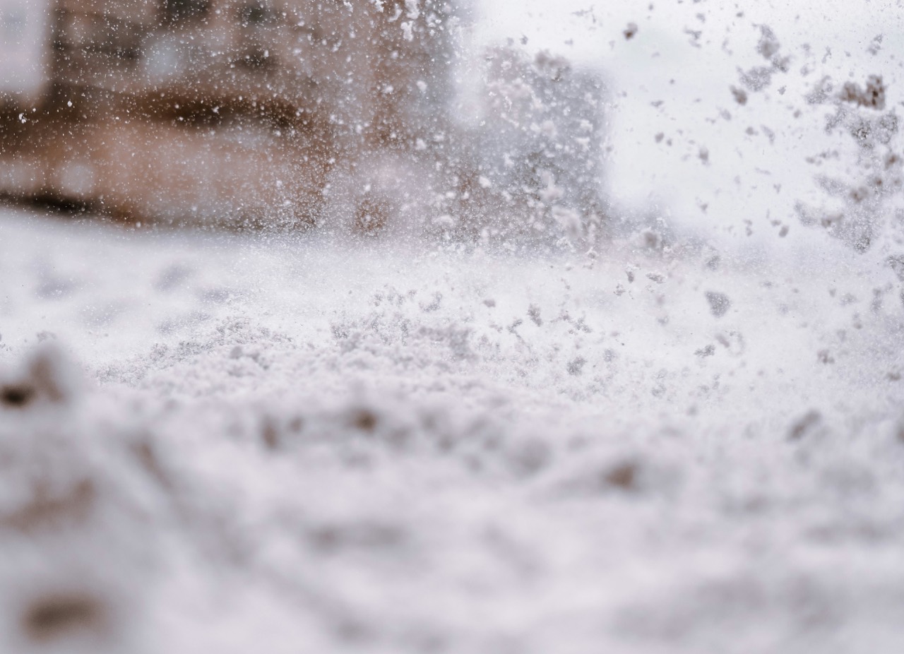 舞い上がる雪